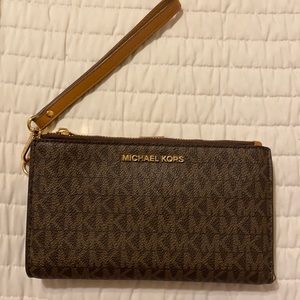 Michael kors zip phone wristlet